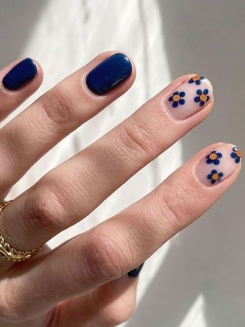 short spring nails: navy with flowers