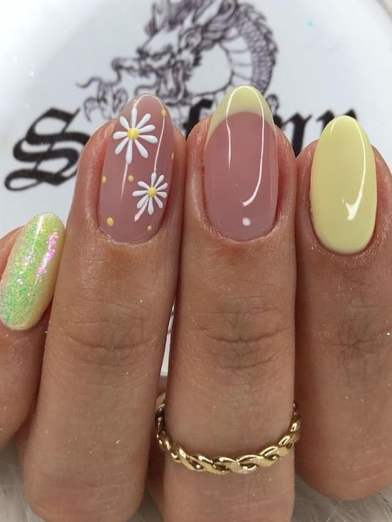 short spring nails: pastel yellow daisy