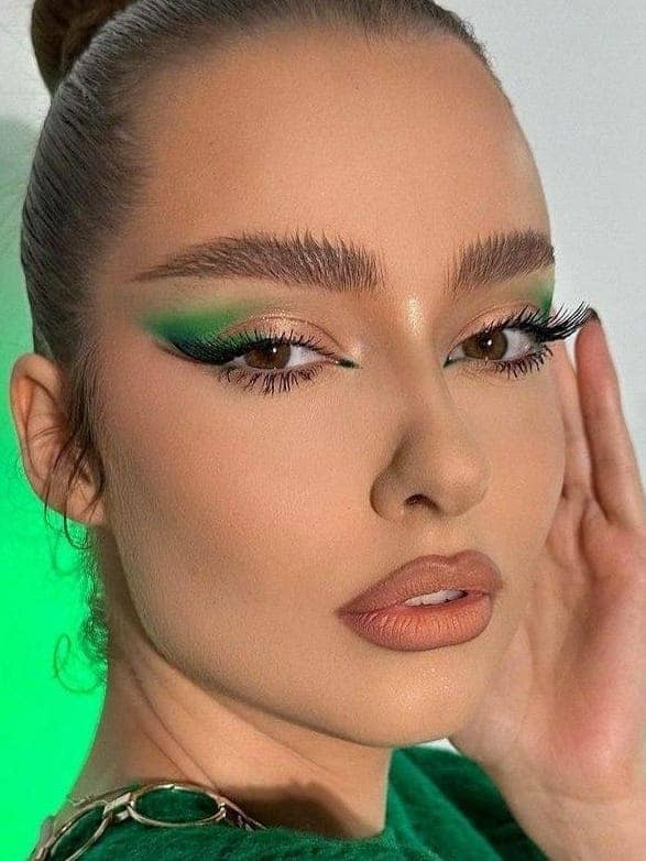 st. patrick's day makeup look: winged liner