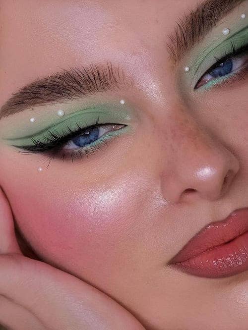 st. patrick's day makeup look: pearl accent 