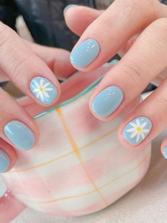light blue nails: daisy