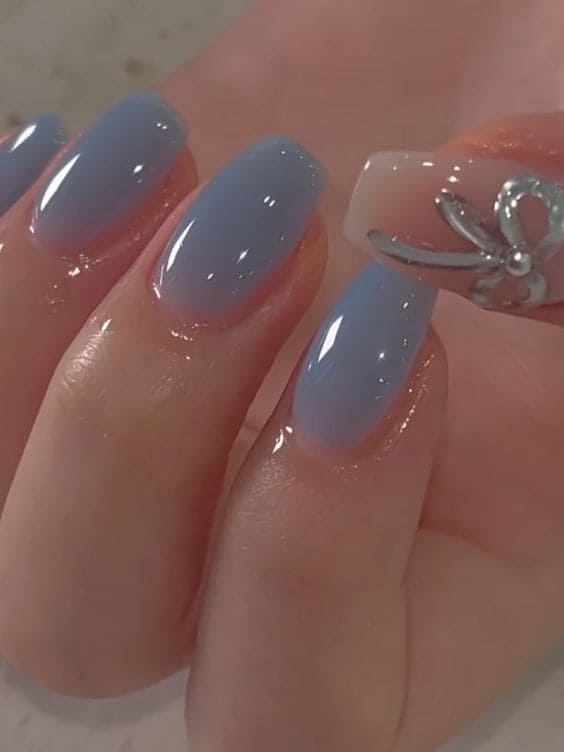 light blue nails: jelly