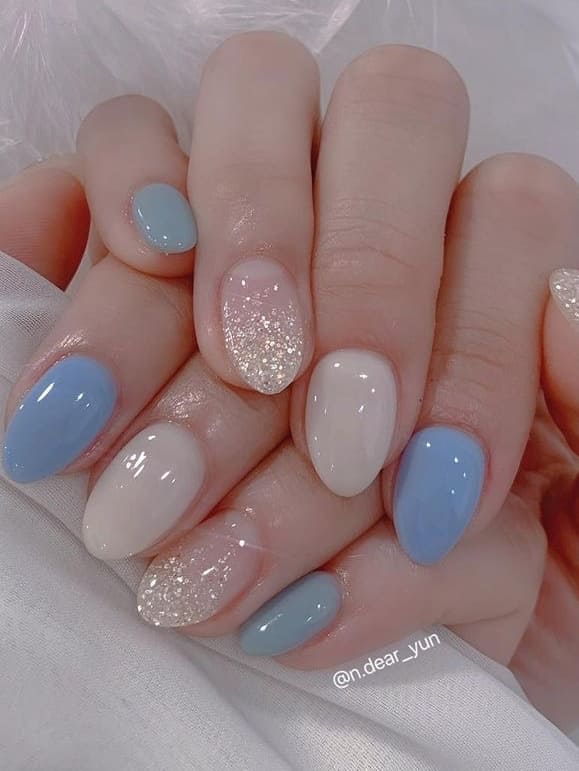 light blue nails: elegant 