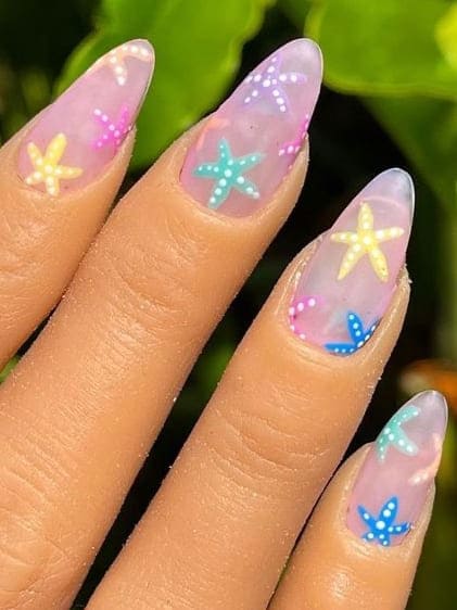 cute summer nails: vibrant starfishes 