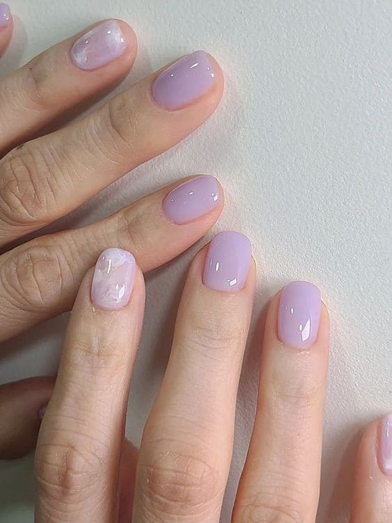 light purple nails: marble accent 