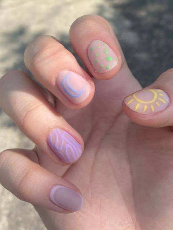 short summer nails: pastel lines