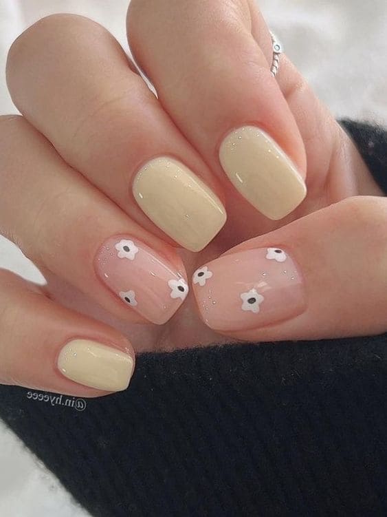 simple flower nail designs: pastel yellow 
