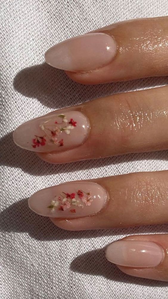 spring nail design: dry flower accent 