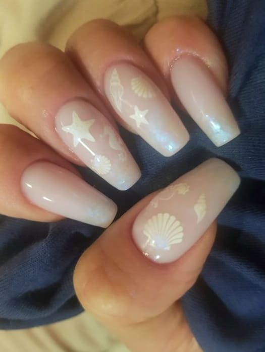 beach nail design: white seashells