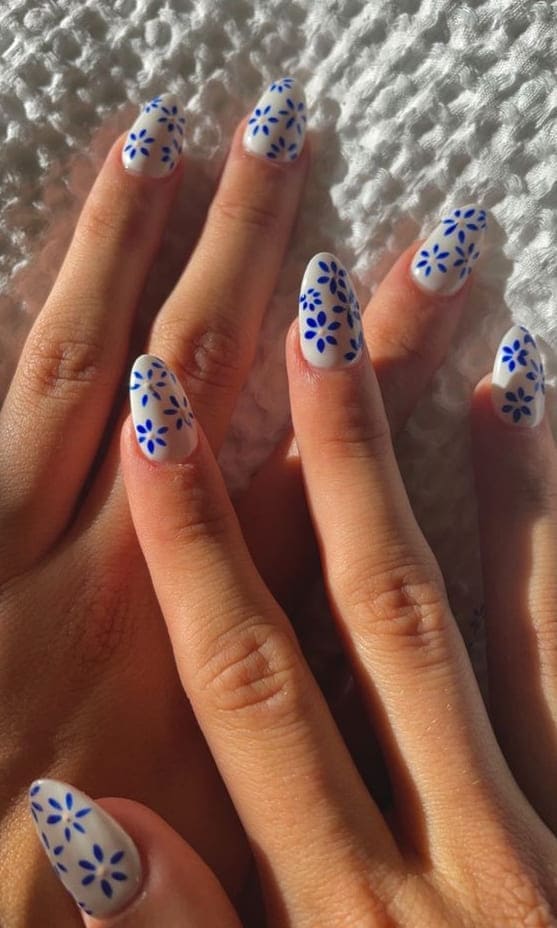 beach nail design: blue floral print