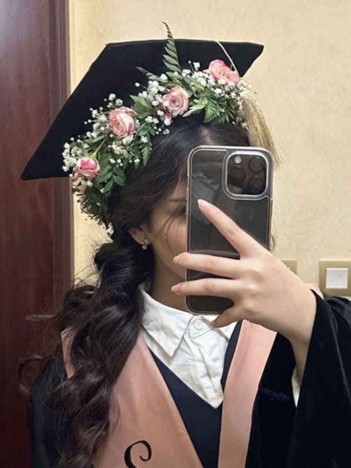 graduation cap: real flower decoration 