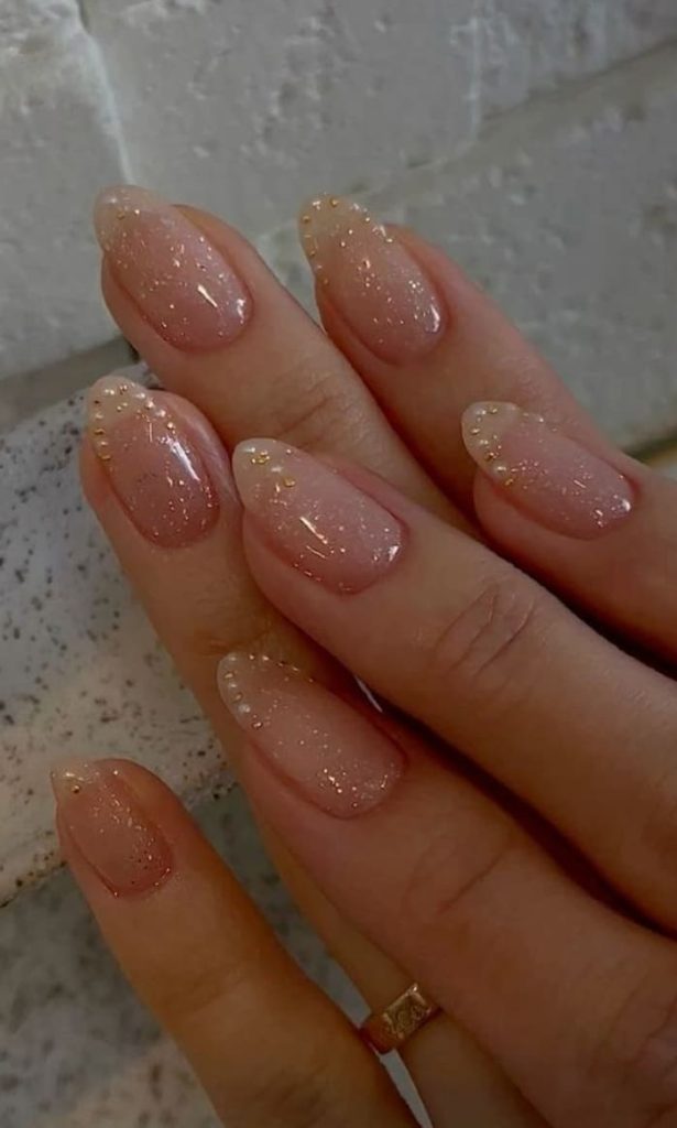 prom nails: subtle gold glitter 