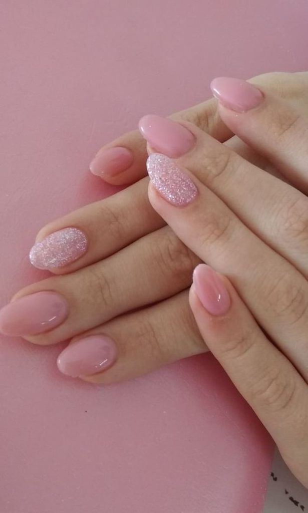 prom nails: glossy pink and glitter 