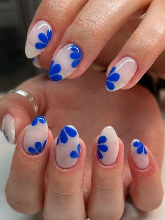 royal blue nails: vibrant floral accent 