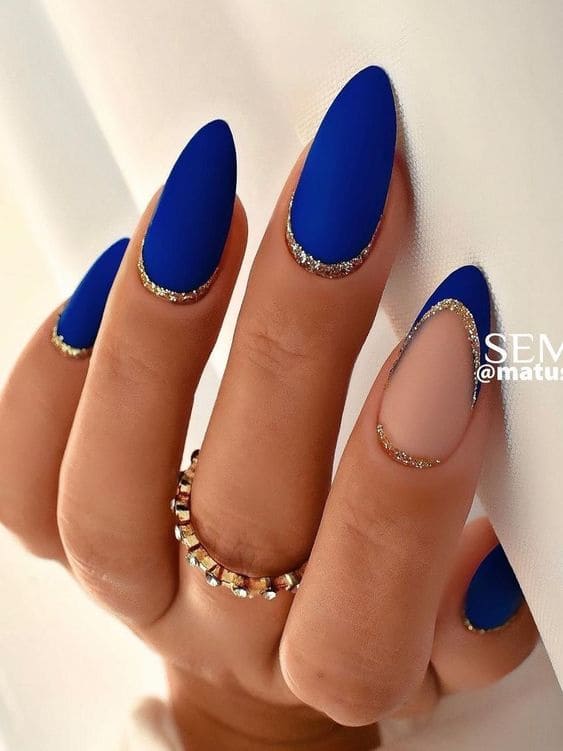 royal blue nails: matte
