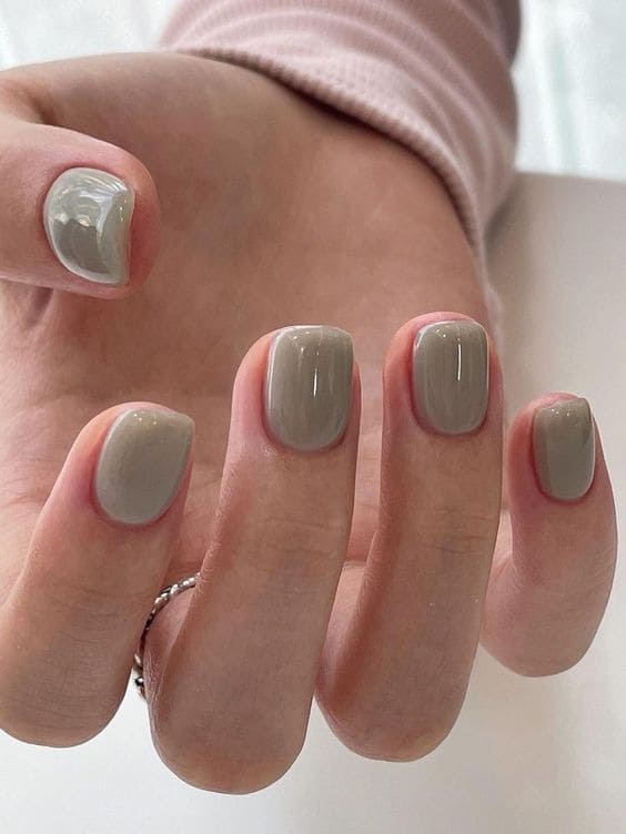 sage green nails: jelly short nails 