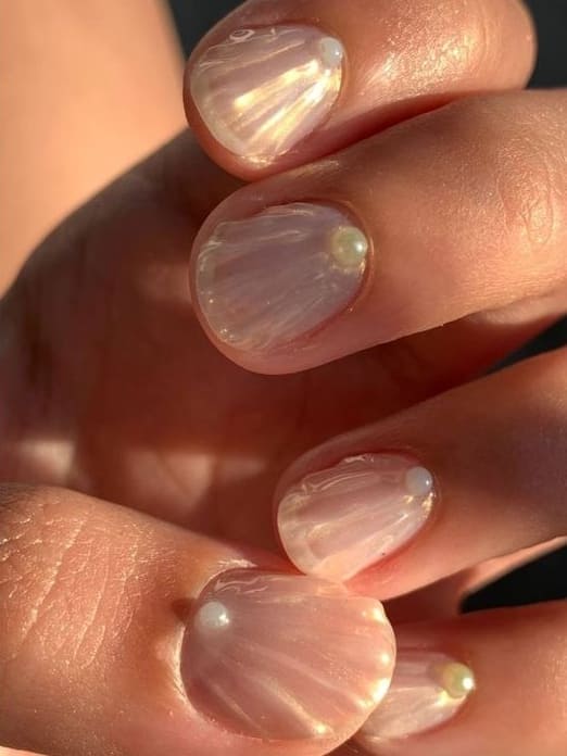 short summer nails: pearl seashells 