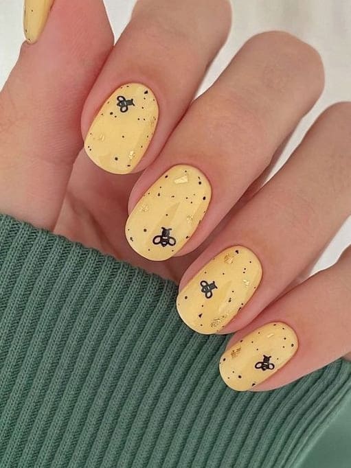 short summer nails: pastel yellow 