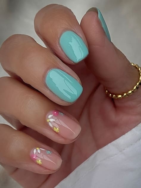 short summer nails: aqua blue florals 
