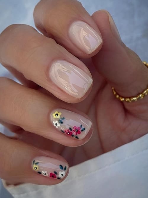 short summer nails: nude nails with flowers 