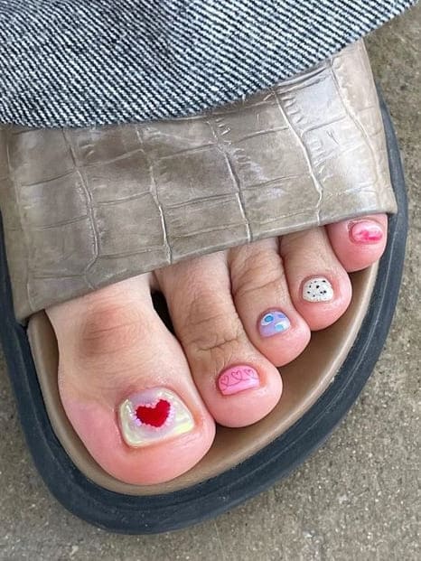 summer toe nail design: vibrant colors and accents 