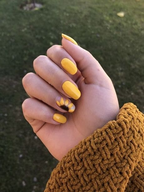 sunflower nails: yellow short nails