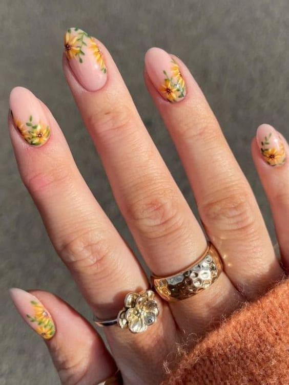 sunflower nails: natural flowers on nude base