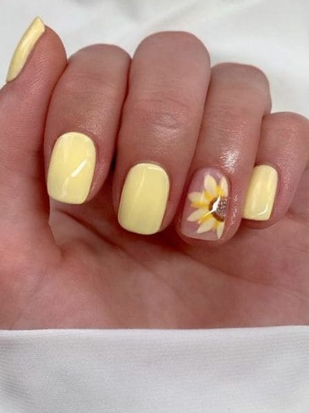 sunflower nails: pastel yellow tone