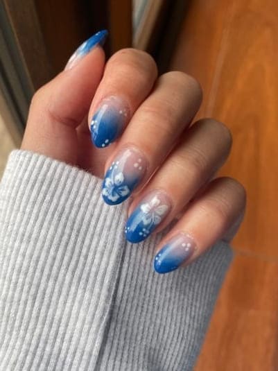 tropical nail design: blue ombre with flowers 