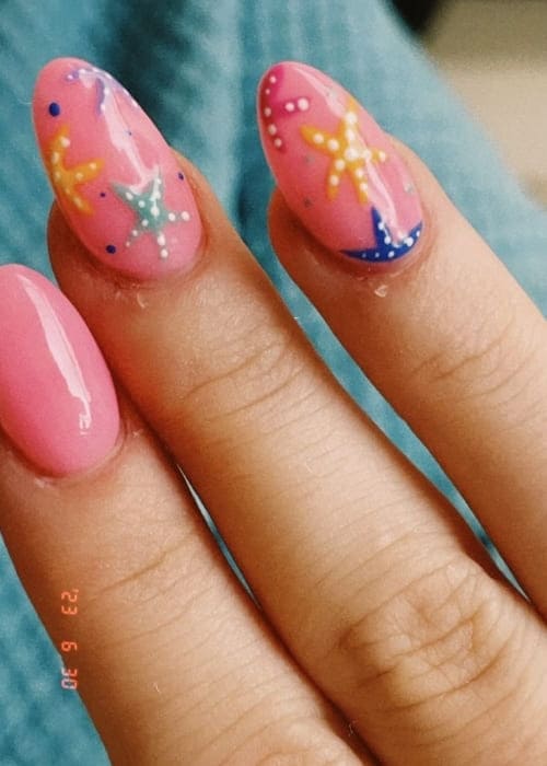 tropical nail design: colorful starfishes 