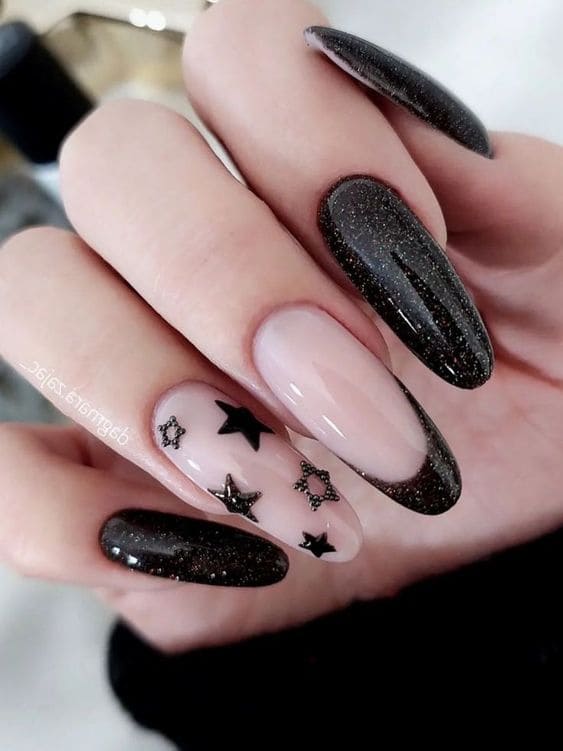 black French tip nails: star accents 