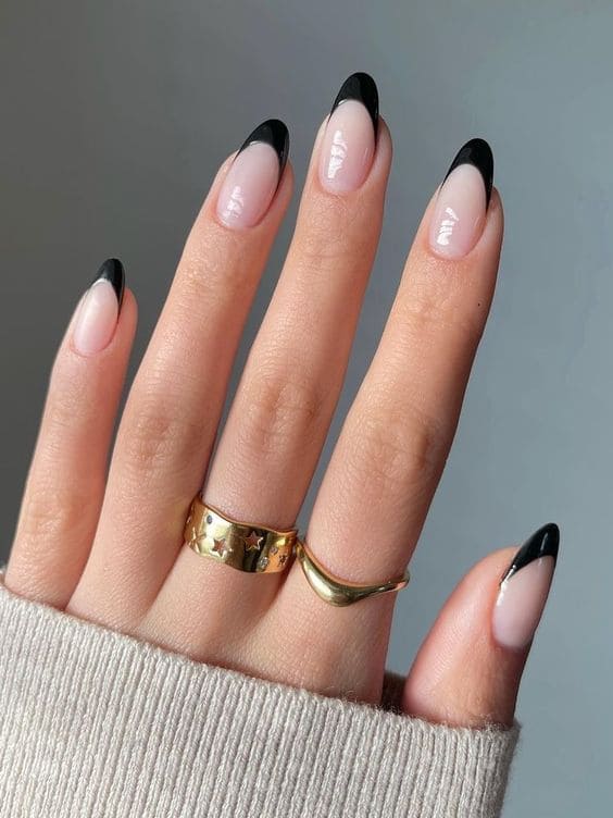 black French tip nails: round shape 
