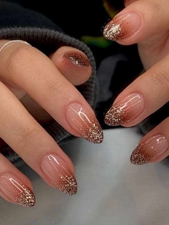 brown nail design: ombre with gold glitter