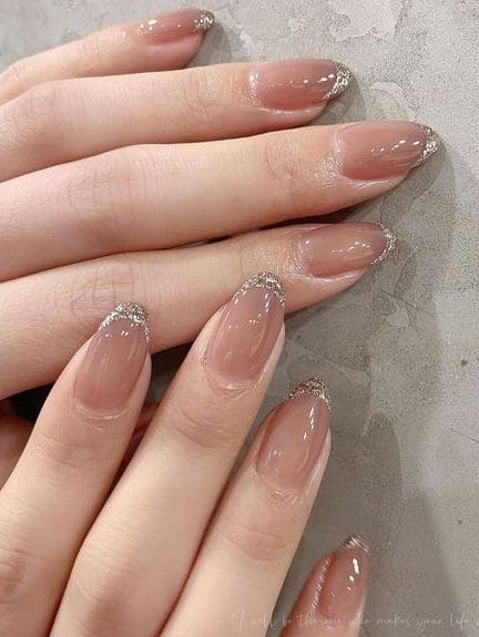 18 Classy Gold Nails to Elevate Your Winter Glam