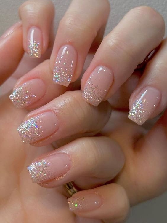 22 Delicate Glitter Nails to Add a Touch of Sparkle