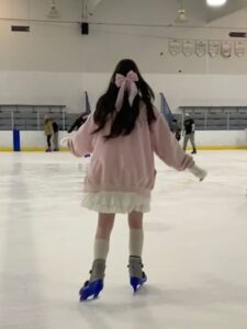 23 Adorable Ice Skating Outfits You’ll Want to Copy This Winter ...